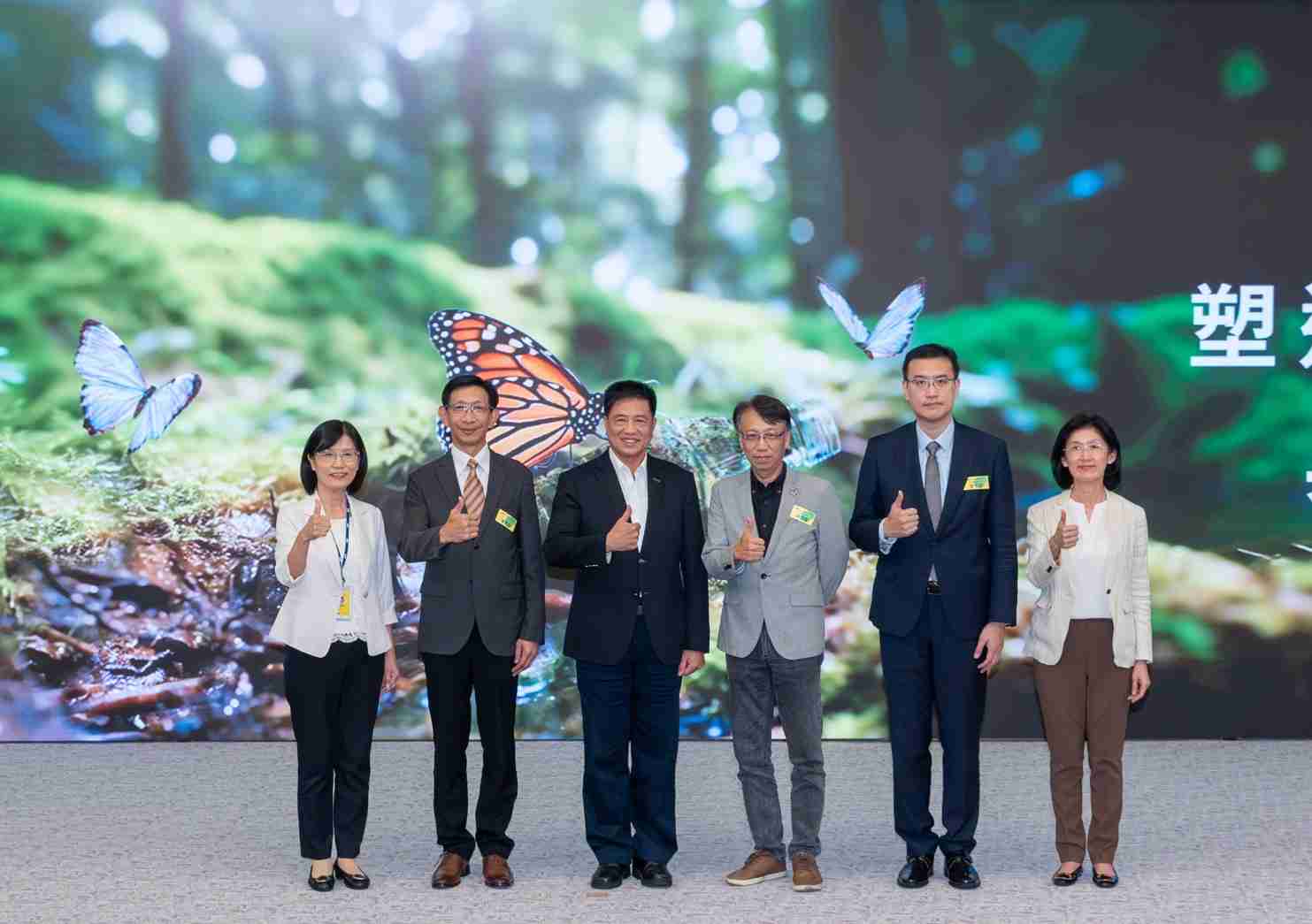 友達2023 CSR共榮大會，，邀請領域專家分享交流生物多樣性管理趨勢、、、、無塑產品、、海廢永續塑料等議題  （圖左到右：友達光電永續長古秀華、、、、3M台灣技術長陳君杰、、、、友達光電董事長暨集團策略長彭双浪、、、、光寶科技企業永續發展處處長陳慶暉、、、、安永聯合會計師事務所執業會計師曾于哲、、、、友達光電供應鏈總部副總經理吳宜芳）