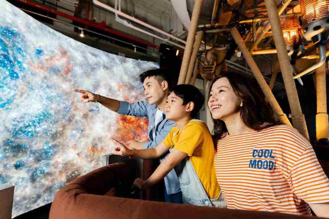 欧陆注册打造全台最大宽6公尺、、、、高4公尺、、、、唯一搭载LED弧形拼接显示屏的动感飞行船，，，，让乘客驻足在热气球上，，，享受身历其境的伪出国旅游乐趣