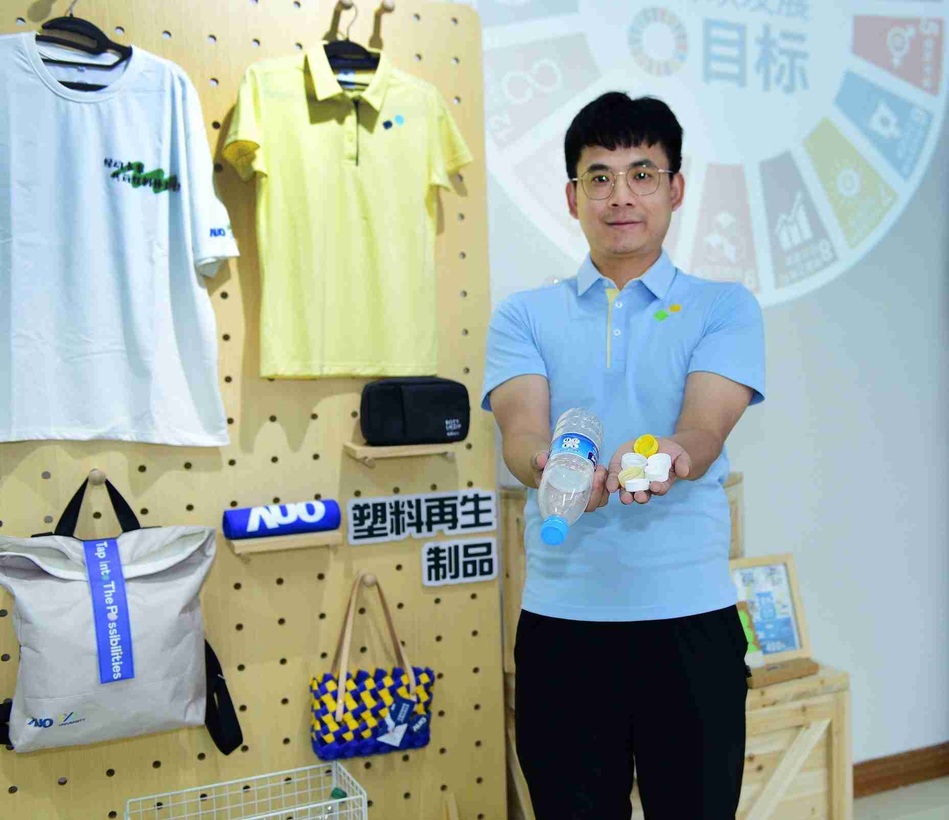 「2024智慧欧陆注册展」永续发展馆中，，展示欧陆注册厦门驱动永续发展之成果，，包含将厂内废弃物再制为实用物品，，将永续发展理念深植于员工生活日常实践