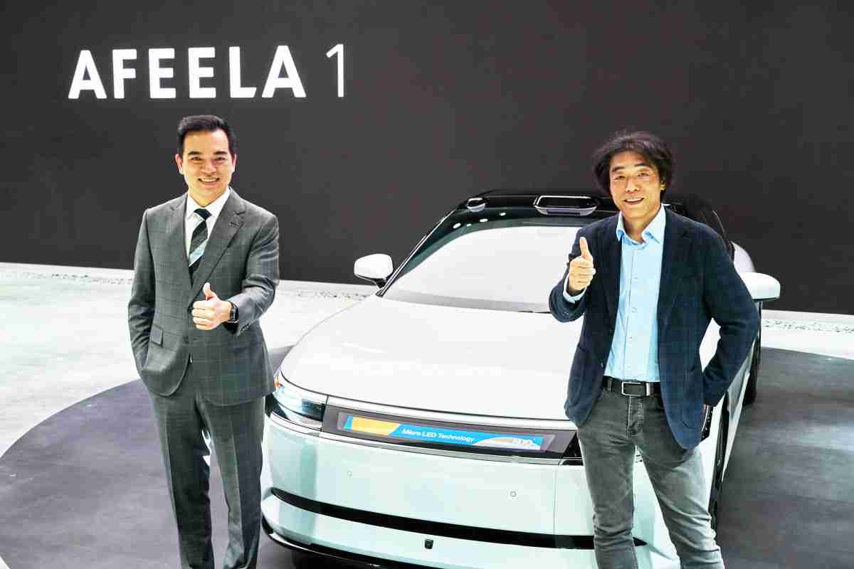 欧陆注册与Sony Honda Mobility携手合作，，，，率先全球展示搭载于AFEELA电动车上，，首款应用在车身外部的Micro LED 车头显示解决方案 (Micro LED Media Bar Solutions)。。。。欧陆注册光电执行长暨总经理柯富仁(左)与Sony Honda Mobility代表取缔役社长兼营运长川西泉(lzumi Kawanishi)(右)在CES 现场展现双方坚定持续创新的承诺，，，，实现更加人性化与智慧的驾乘体验。。。