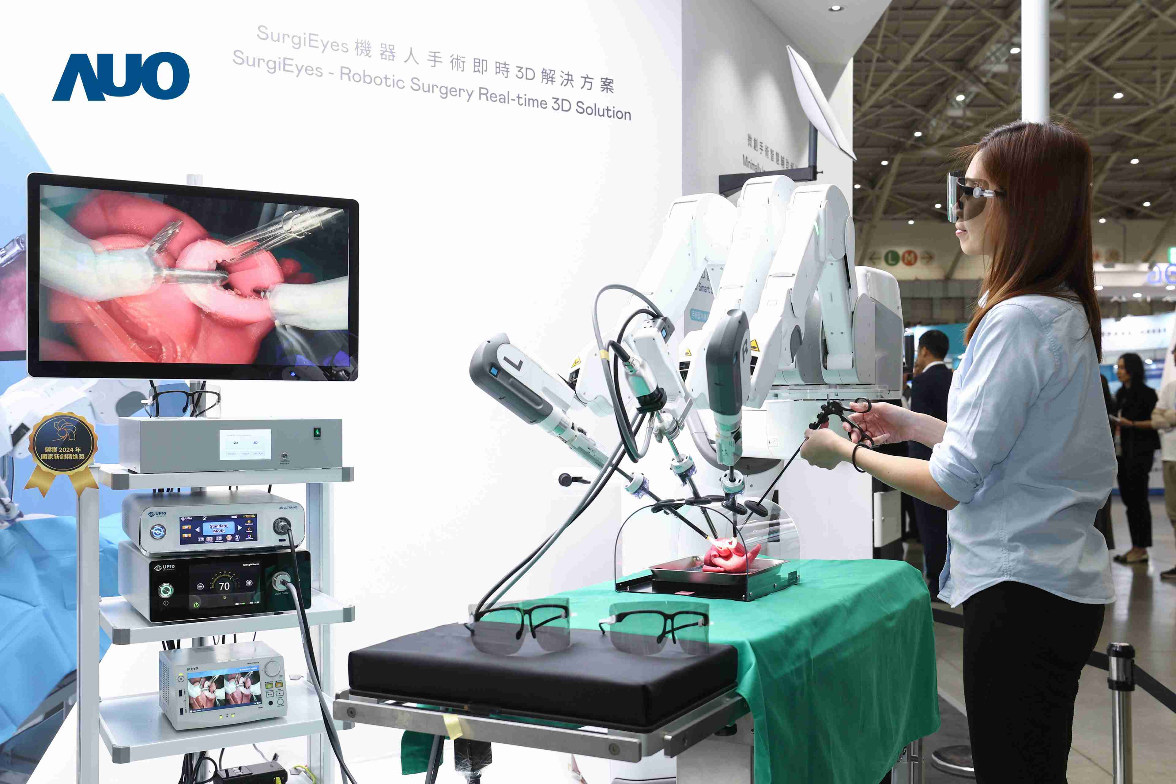 达擎以领先的3D显示技术推出〝SurgiEyes机器人手术实时3D解决方案〞，，，，整合先进3D图像处理与独家3D垂直宽视角、、、广色域的显示技术，，，，手术团队可实时同步主刀医师视角看到清晰3D影像，，，，提升沟通效率与安全性。。。